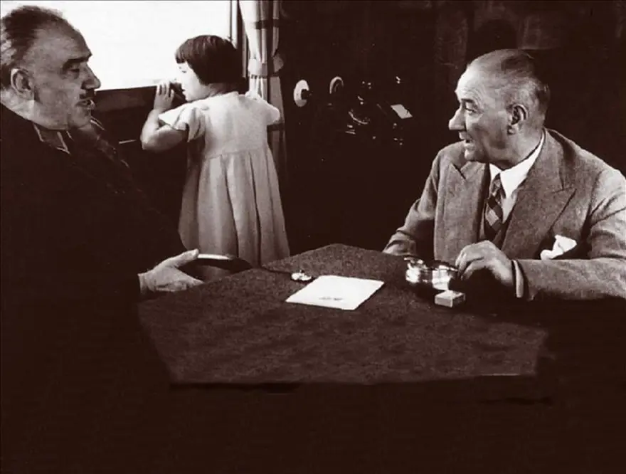 TÜRKİYE CUMHURİYETİ'NİN İLK CUMHURBAŞKANI 9