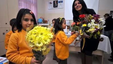 Yarın resmi tatil mi? 24 Kasım Öğretmenler Günü okullar tatil mi? (2025 resmi tatil takvimi)