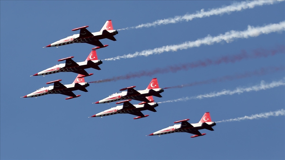 Türk Yıldızları göklerde yine nefes kesiyor