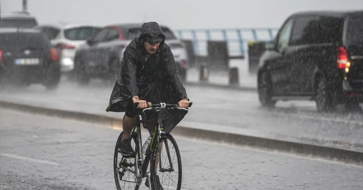 Yağış ve serin hava geldi. İstanbul'da kuvvetli yağış etkili oluyor