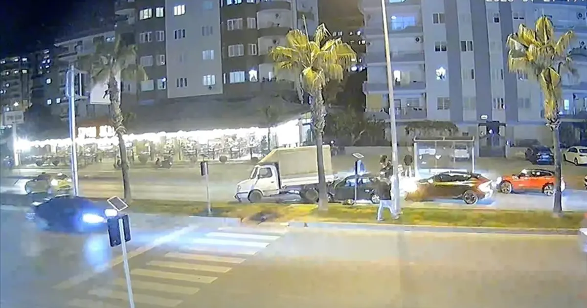 Mersin'de 4 aracın karıştığı zincirleme kaza kamerada