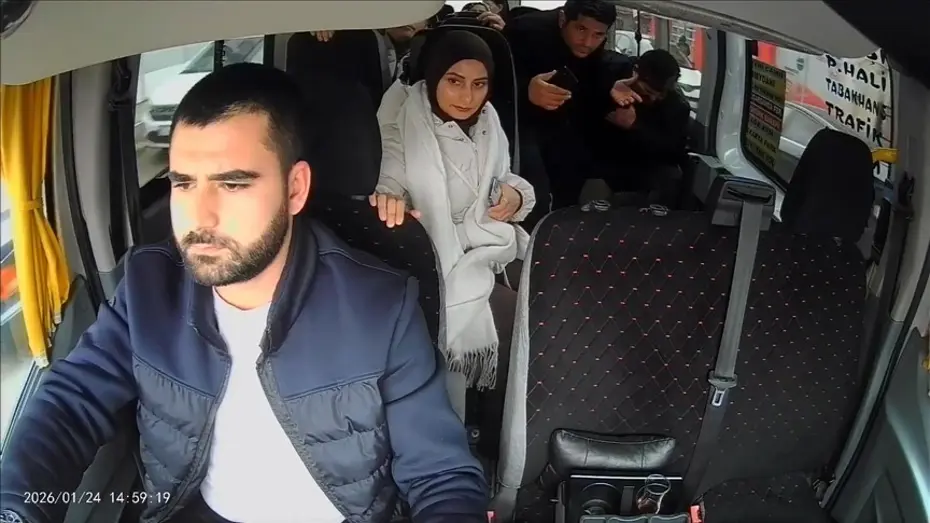 Fenalaşan yolcu için direksiyonu hastaneye kırdı! Dakikalarla yarıştı