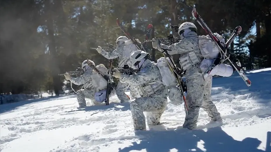 Komandolardan kar üstünde eğitim! MSB paylaştı