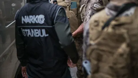 "Hayırsever" gibi davranıyorlardı. Uyuşturucu baronları deşifre oldu, "Abla"