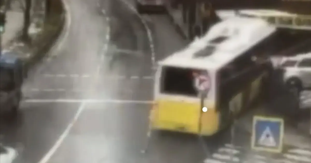 Esenler'de kontrolden çıkan İETT otobüsünün otoparka girmesi kamerada