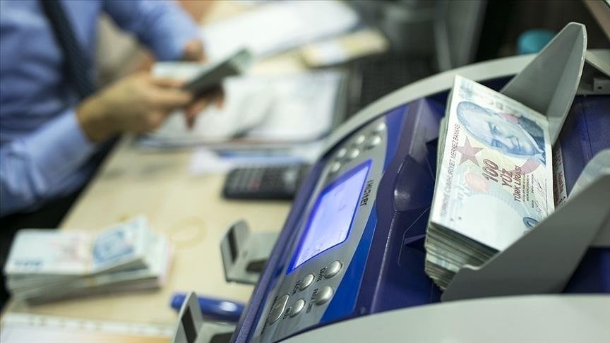 Evlerinde bakılan tam bağımlı vatandaşlar ve aileleri için bu ay toplam 7,7 milyar lira tutarındaki Evde Bakım Yardımı ödemesi yatırıldı.