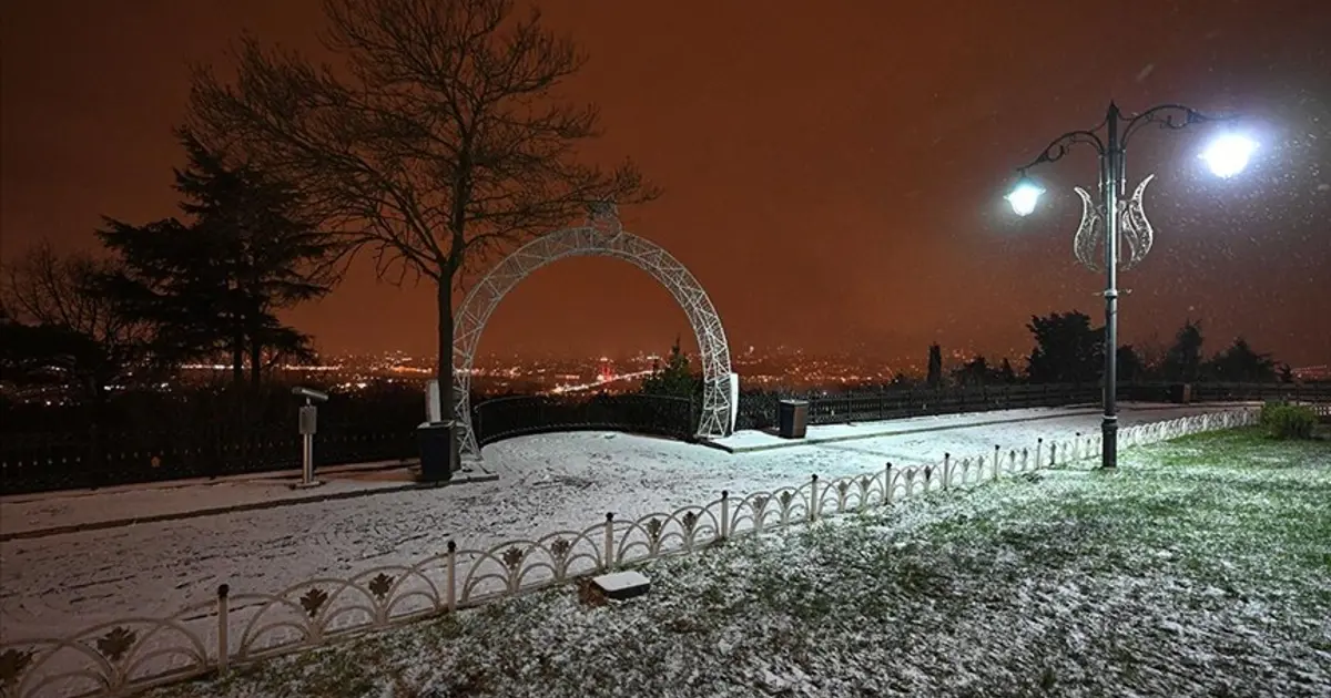 İstanbul'da kar yağışı yüksek kesimleri beyaza bürüdü