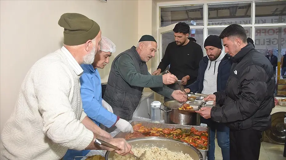 18 yıldır devam eden gelenek. Yoldan geçenleri durdurup iftar veriyorlar