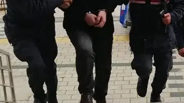 Odunluğa gizlediği uyuşturucuyu satarken yakalandı