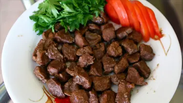 Yarış atını kavurma yaptılar. Belediyenin aşevinde yemekten elektronik parça çıktı