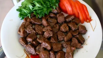 Yarış atını kavurma yaptılar. Belediyenin aşevinde yemekten elektronik çip çıktı