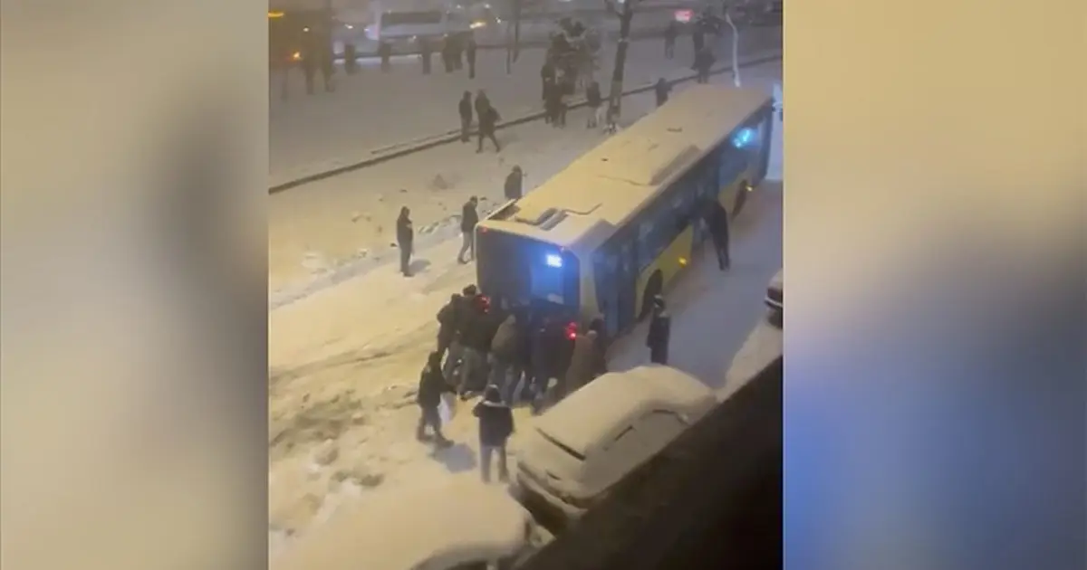 Esenler'de kar nedeniyle yokuşu çıkamayan İETT otobüsünü çevredekilerin itmesi kamerada