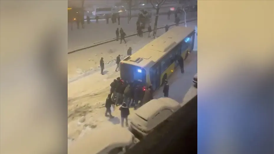 Esenler’de kar nedeniyle yokuşu çıkamayan İETT otobüsünü çevredekilerin itmesi kamerada