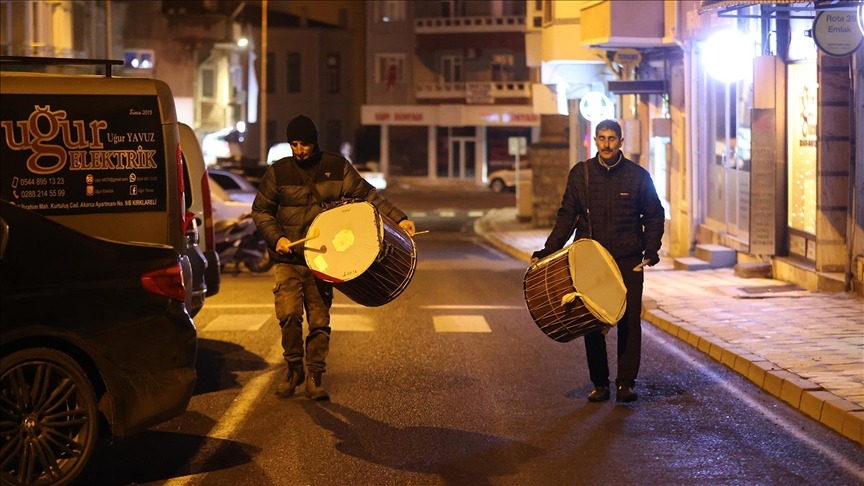Davulcuların sahur mesaisi başladı