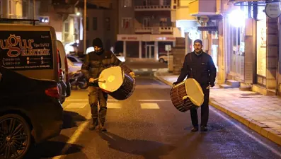 Davulcuların sahur mesaisi başladı