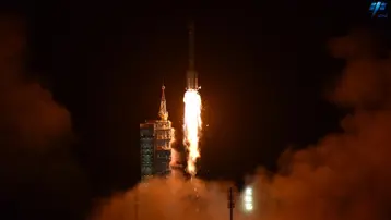 Uzay çöpü çarptı, Çin mekiği Dünya'ya insansız döndü