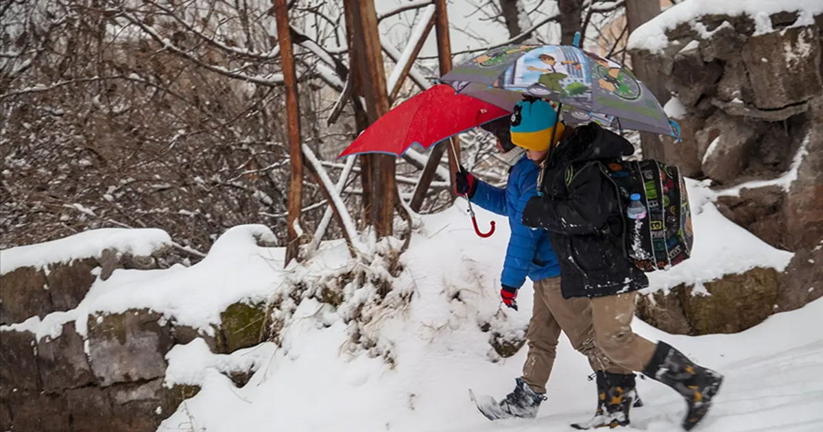 Hakkari'de eğitime kar engeli