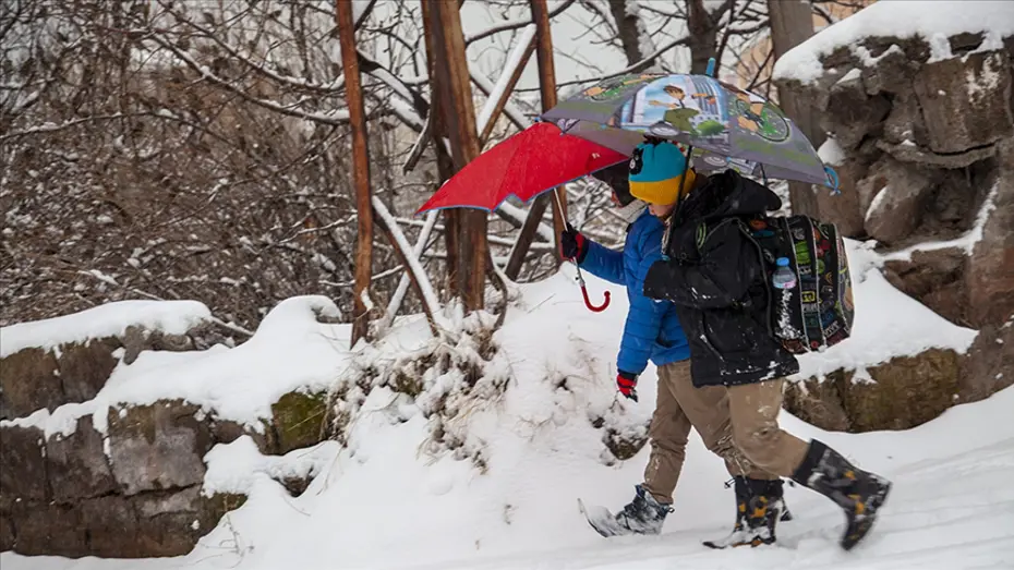 Hakkari'de eğitime kar engeli