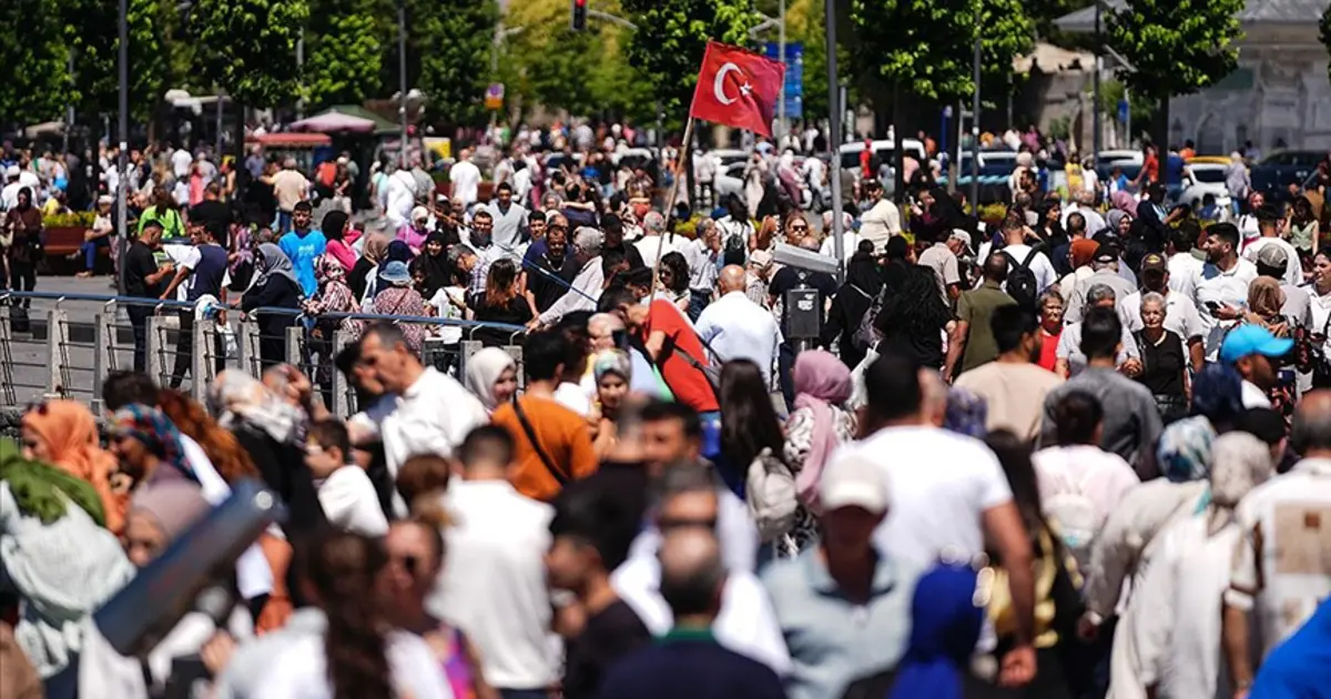 Türkiye'nin en kalabalık ilçesi oldu, nüfusu bir milyonu geçti. Dünya ülkelerini bile geride bıraktı