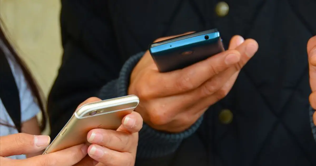 Fransa liselerde cep telefonunu yasaklıyor