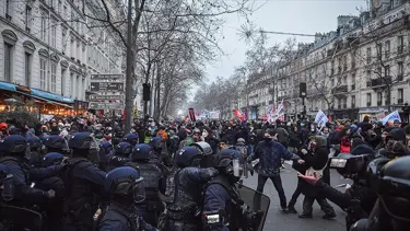 Fransa’da tartışmalı emeklilik reformu askıya alındı
