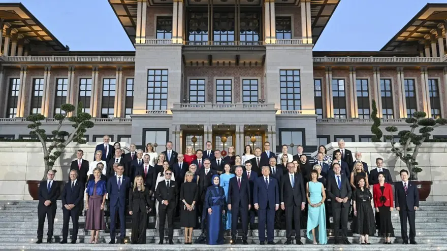 Kriz NATO Zirvesi'ndeki aile fotoğrafına da yansıdı. Başbakan heyete almadı, Cumhurbaşkanı dava açıp geldi 