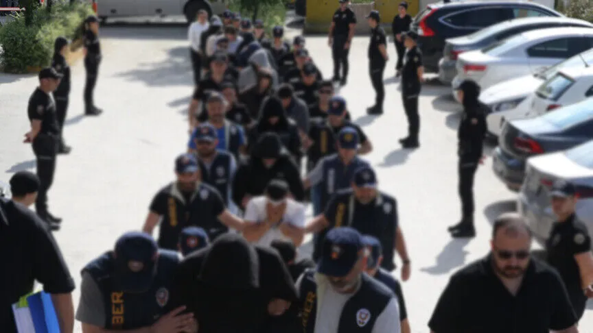 “Altyapı değişecek” bahanesiyle 116 milyon liralık dolandırıcılıkDolandırıcıların “internet altyapısı değişecek” diyerek 801 kişiye modem sattığı, mağdurlardan yaklaşık 116 milyon lira aldığı belirlendi.