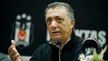 Beşiktaş'ın eski başkanı Ahmet Nur Çebi, asırlık kulübü satın alıyor