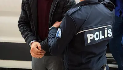 27 ilde bahis operasyonu. 72 şüpheli gözaltına alındı27 ilde yasa dışı bahis şebekesine yönelik düzenlenen operasyonla 72 şüpheli gözaltına alındı. Banka hesaplarında bir yıllık 8 milyar lira işlem hacmi tespit edildi.