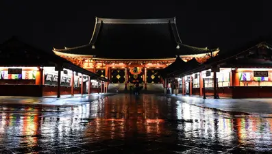 Adı efsanelerde geçiyor: Japonya'nın en eski tapınağı ziyaretçi akınına uğruyor