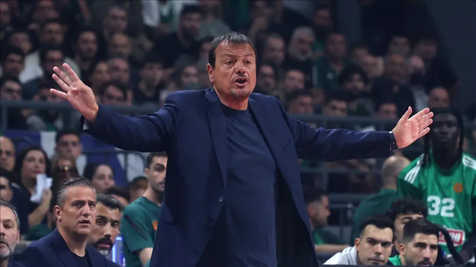 Olympiakos taraftarlarının çirkin hareketine Ergin Ataman'dan sert cevap. 