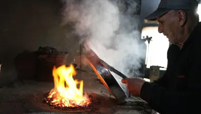 61 yıldır mesleğin ateşini söndürmedi ama artık çırak yetişmiyor: Son 3 ustadan biri