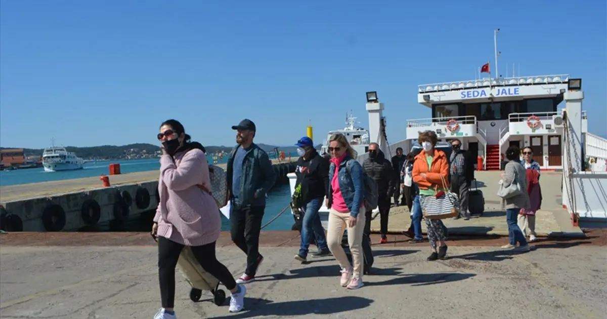 Midilli Adası'nda Yunan çiftçilerden protesto. Türk yolcular adada mahsur kaldı
