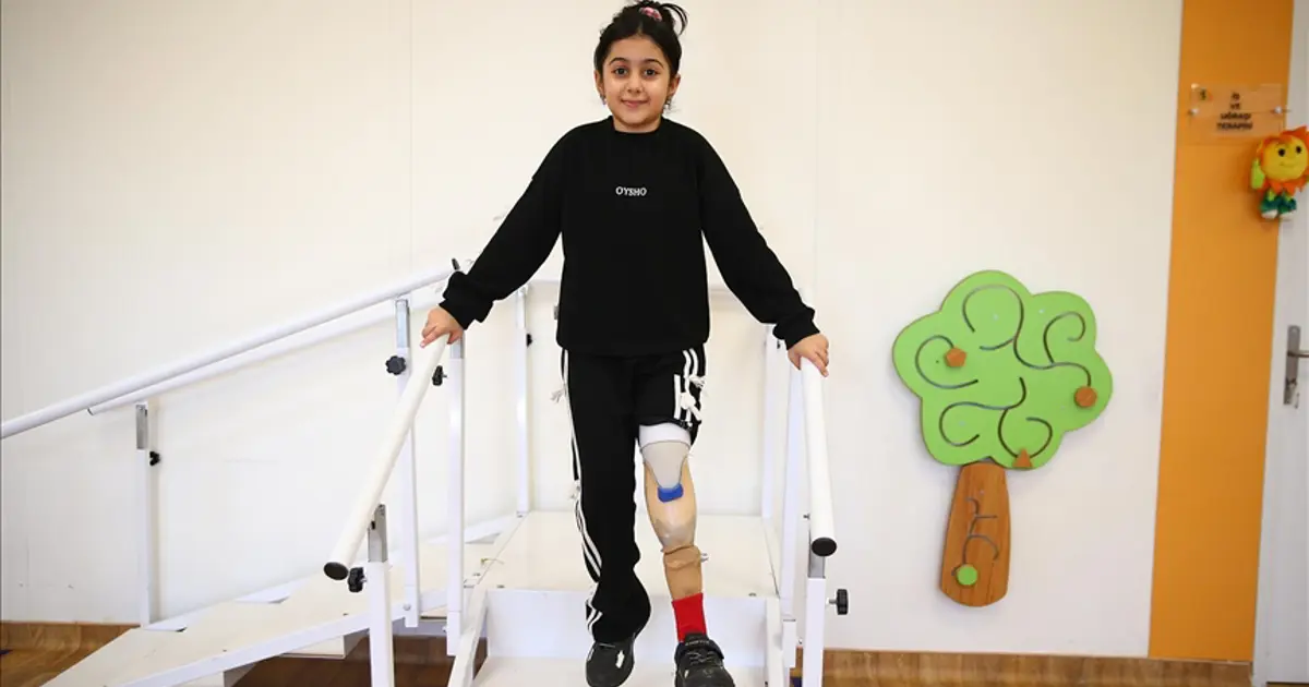 117 saat enkazda kaldı, protez bacağıyla öğretmenlik hayaline koşuyor