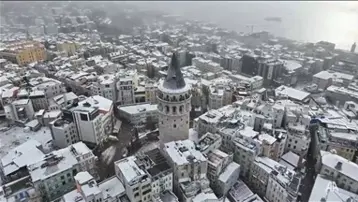 İstanbul'da kar yağışı aralıklarla sürüyor
