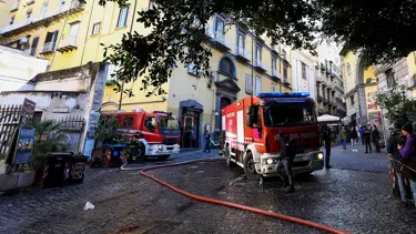 İtalya'nın tarihi Sannazaro Tiyatrosu'nda yangın. Tamamen zarar gördü