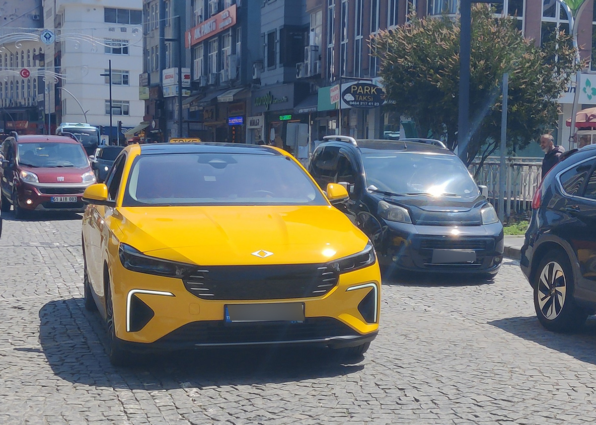 Rize'de bir ilki gerçekleştirdi. Togg'u taksi yapıp yola çıktı