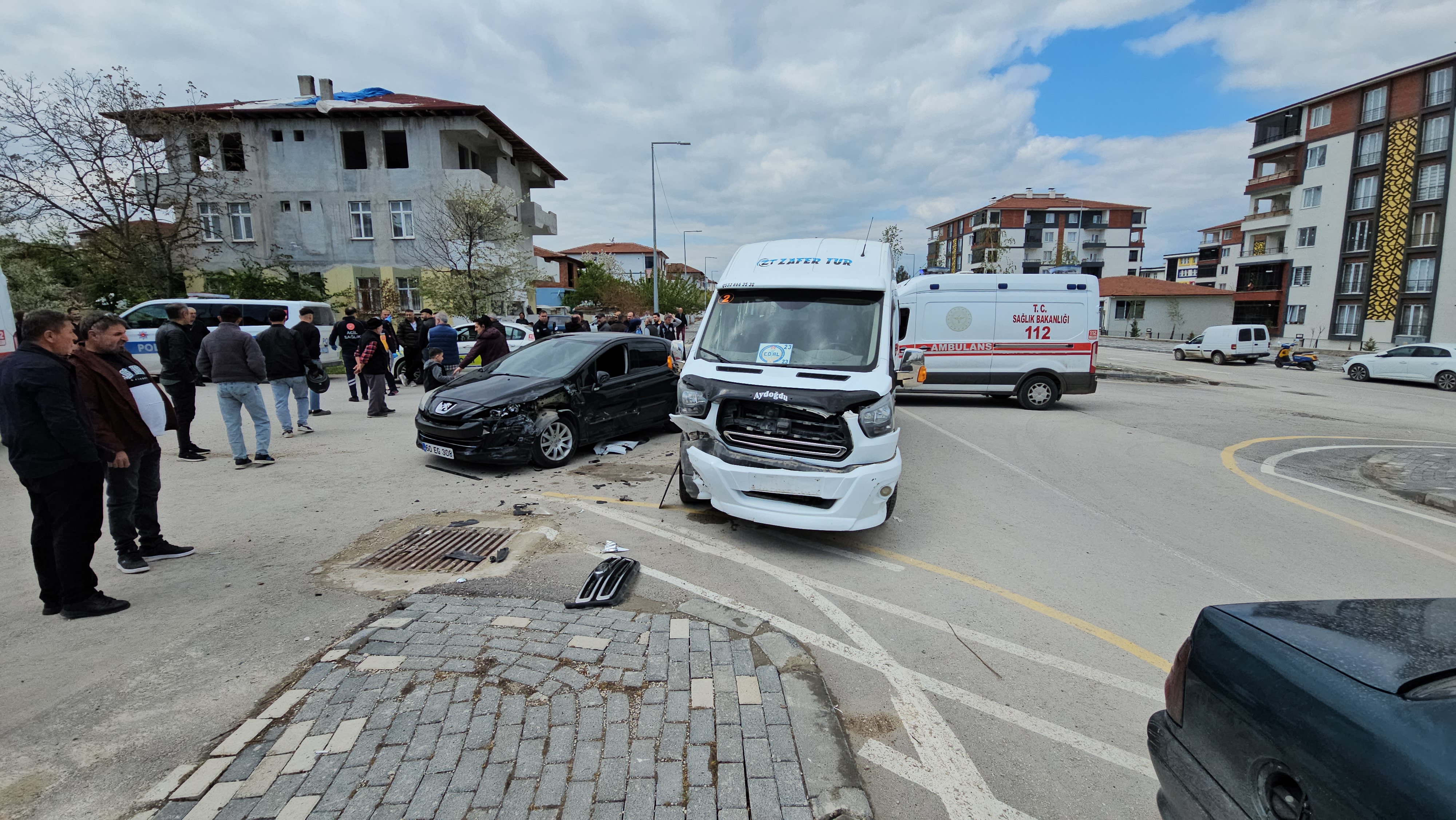 Tokat'ta okul servisi ile otomobil çarpıştı: Yaralılar var
