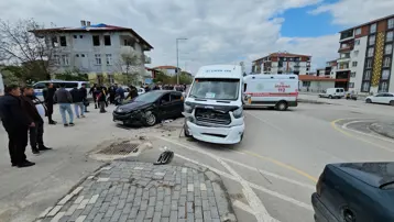 Tokat'ta okul servisi ile otomobil çarpıştı: Yaralılar var