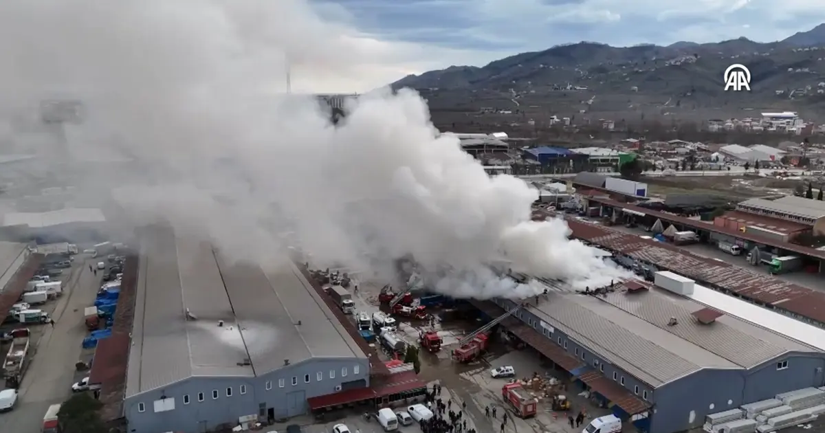 Ordu Toptancılar Sitesi'nde yangın. Alevler yandaki iş yerine de sıçradı