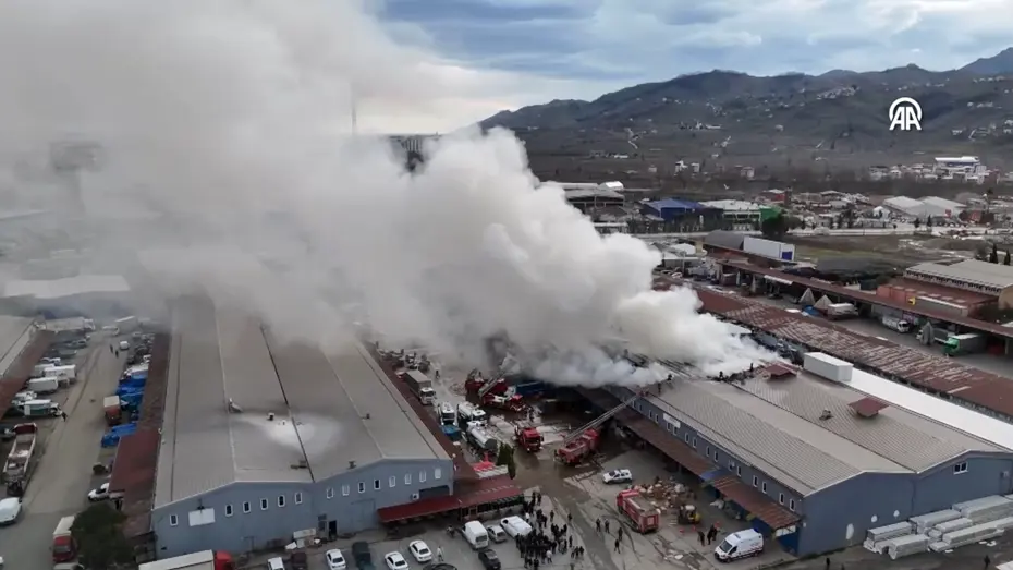 Ordu Toptancılar Sitesi'nde yangın. Alevler yandaki iş yerine de sıçradı