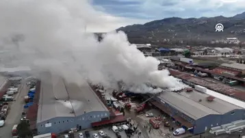 Ordu Toptancılar Sitesi'nde yangın. Alevler yandaki iş yerine de sıçradı