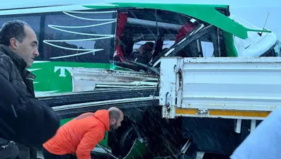 Tokat'ta karlı yolda kayan yolcu otobüsü TIR'a çarptı 