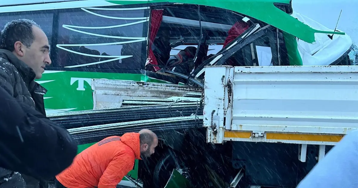 Tokat'ta karlı yolda kayan yolcu otobüsü TIR'a çarptı