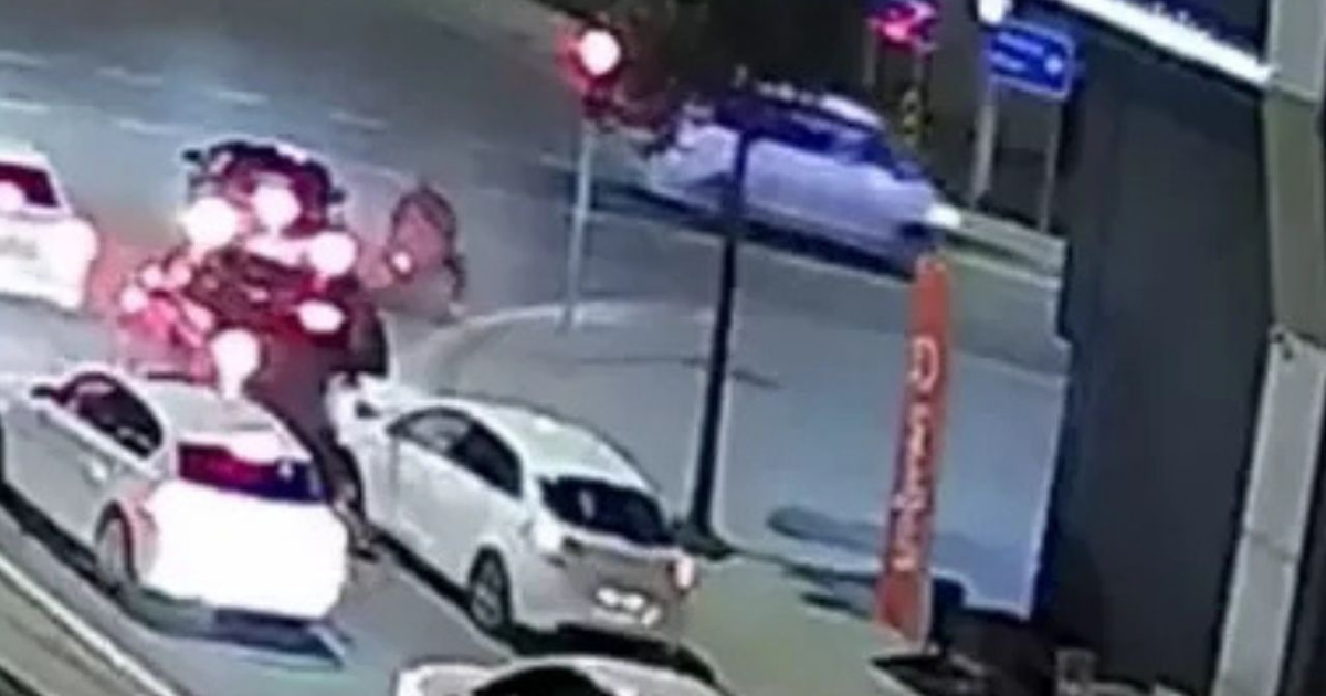 Fren yerine gaza bastı, 4 araç birbirine girdi