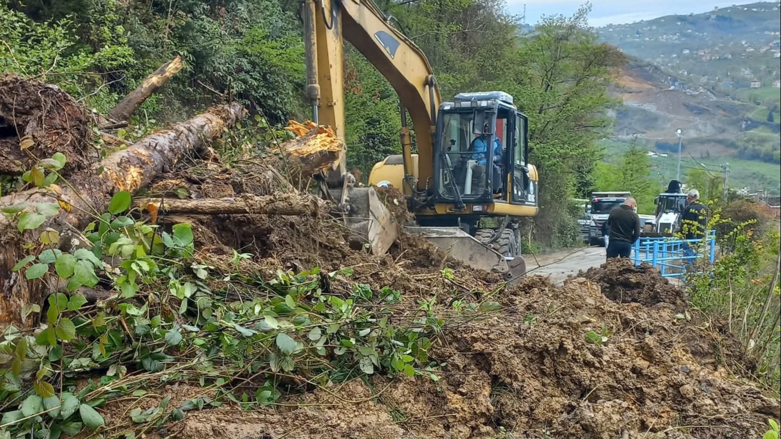 Trabzon'da heyelan: Mahalle yolu ulaşıma kapandı
