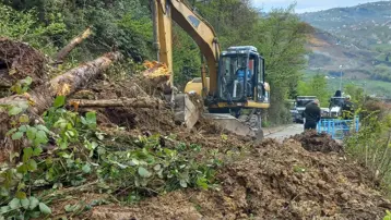 Trabzon'da heyelan: Mahalle yolu ulaşıma kapandı