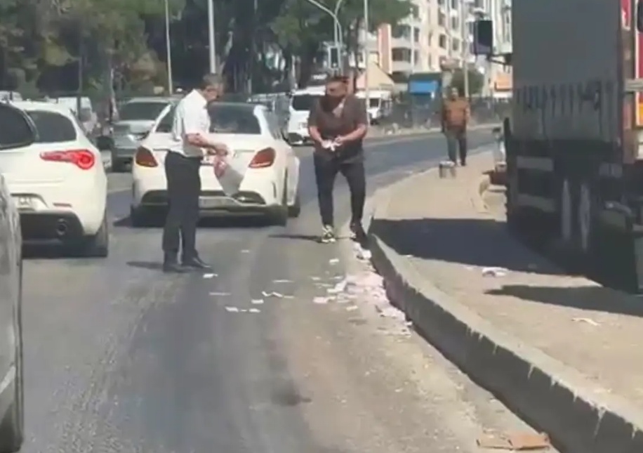Deste deste paralar yola saçıldı, trafik tamamen durdu