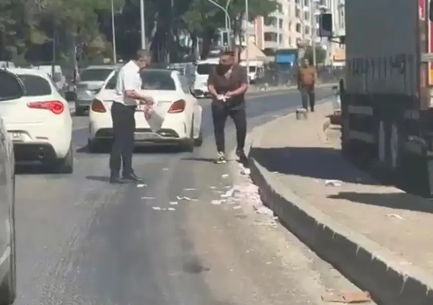 Deste deste paralar yola saçıldı, trafik tamamen durdu 