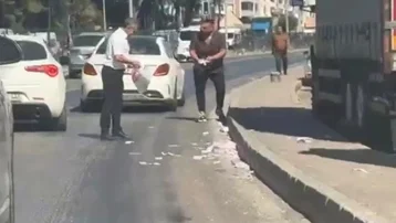 Deste deste paralar yola saçıldı, trafik tamamen durdu